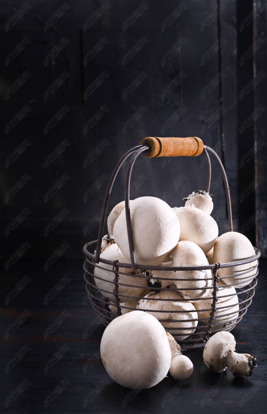 Champignons in metal basket