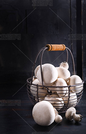 Champignons in metal basket