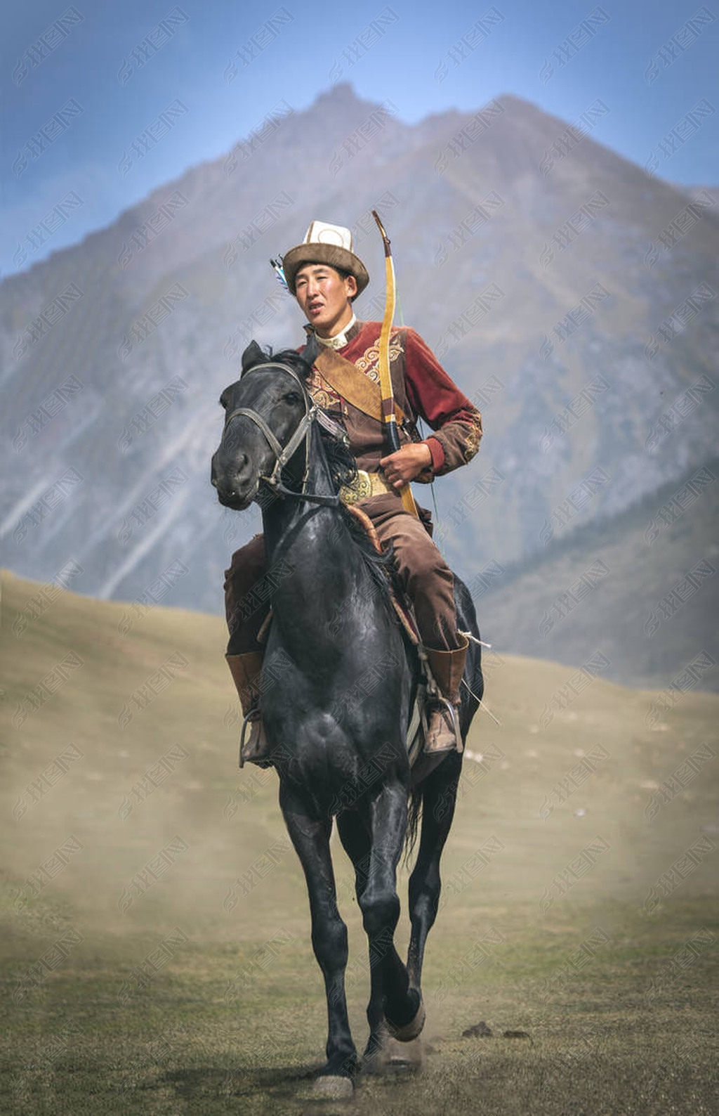 kurgyzstan, 2018年9月6日: 年轻的游牧民族的弓和箭在马背上的性质