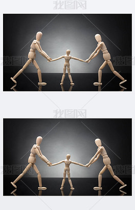 原创木图父母在灰色背景下互相拉扯孩子假