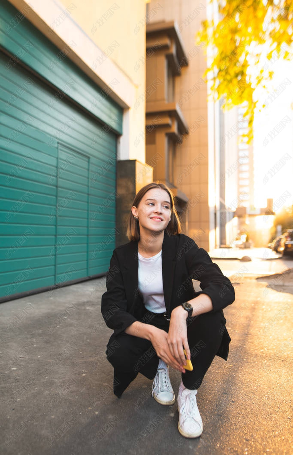 快乐的女孩坐在街上的背景下, 在日落的背景下下载-编号25946943-人物