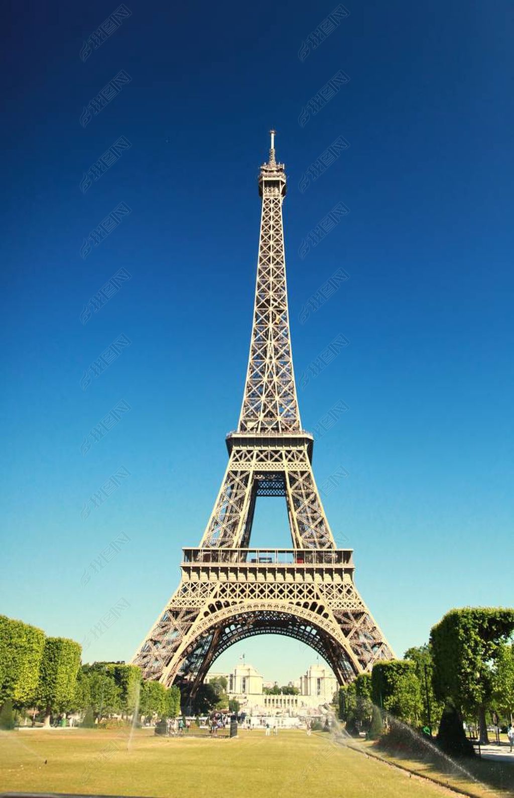 埃菲尔铁塔，法国巴黎 (© Susanne Kremer/eStock Photo)