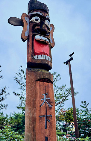 韩国首尔北方天空道传统雄性图腾柱的特写.