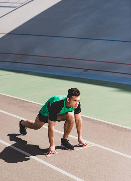 原创混合比赛运动员准备在体育场跑步