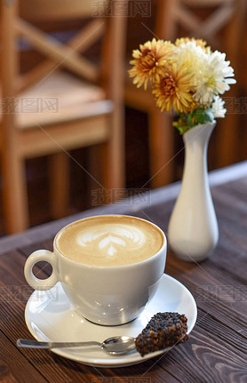 һ cappucino ʽĿȹɫľƵ