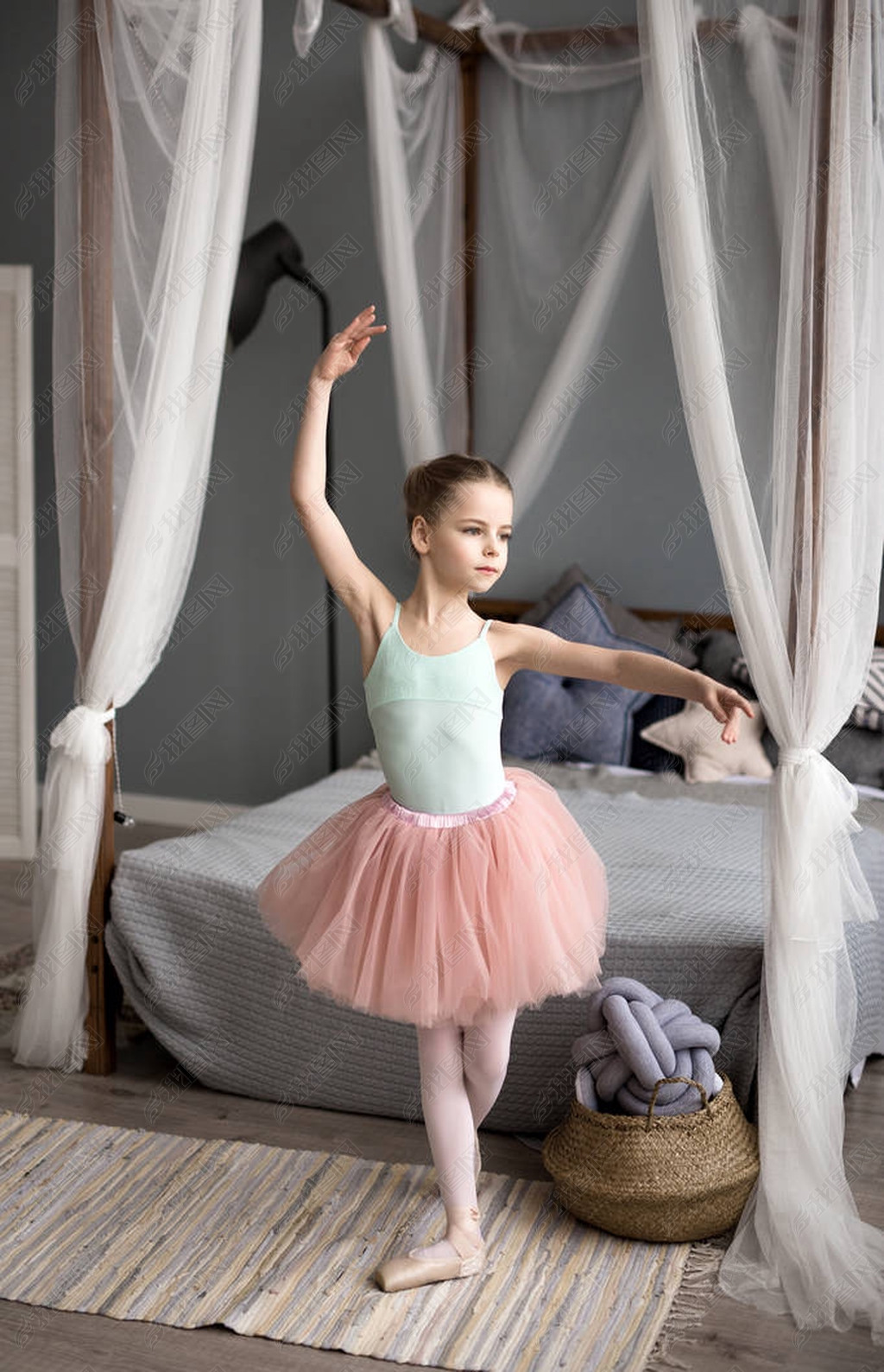 在房间里跳舞的女孩