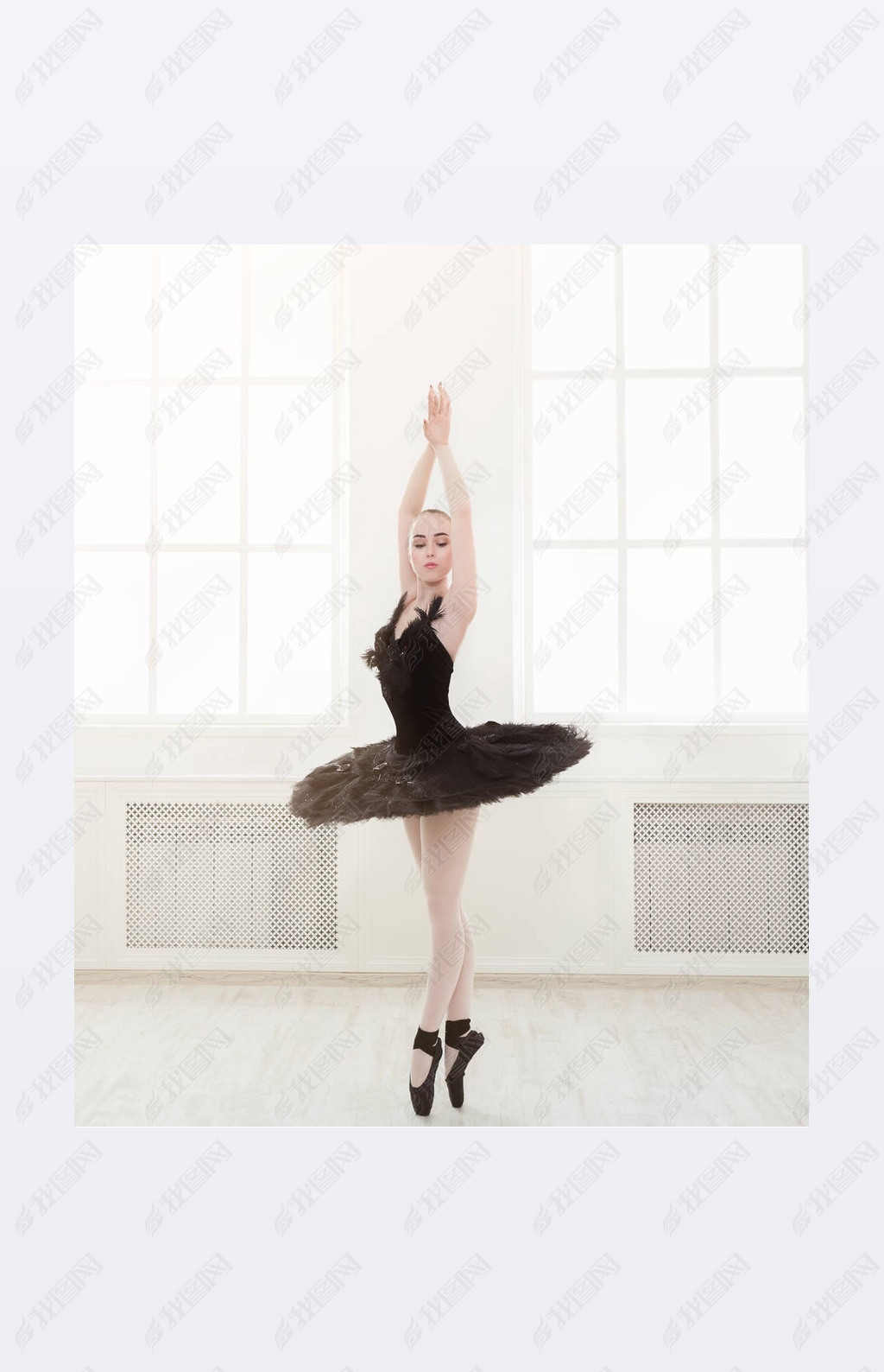 原创美丽优雅的芭蕾舞演员在黑天鹅礼服