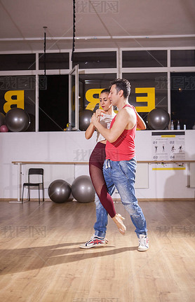 赸 kizomba ڴݲҴ