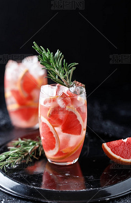 新鲜的葡萄柚鸡尾酒新鲜的夏季鸡尾酒包括柚子和冰块葡萄柚玻璃莫吉托
