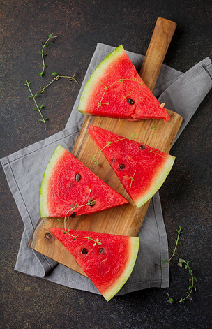 鲜生西瓜切成片灰石背景.
