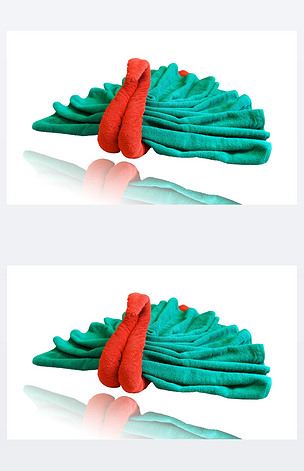 原创毛巾折叠成孤立的白色背景上的鸟孔雀版权可商用