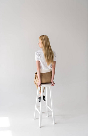 坐在凳子上, 看着灰色的金发女孩的背部视图下载-编号25991000-人物