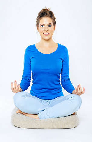 原创坐在莲花姿势的女人