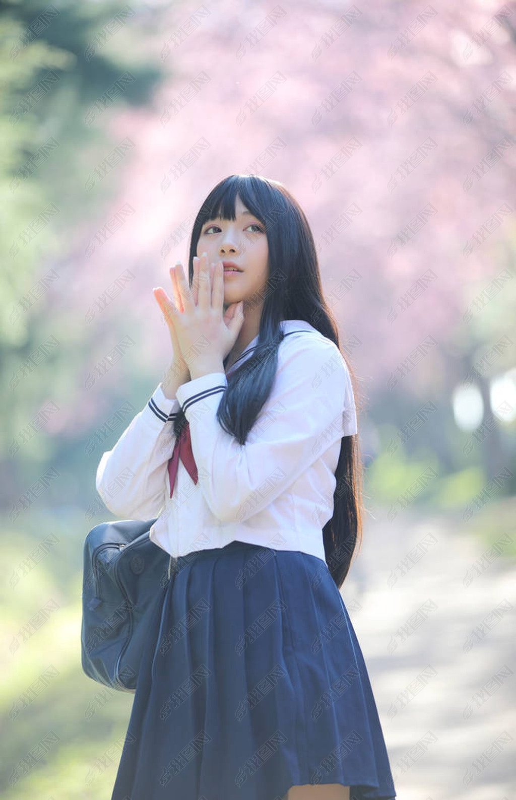 日本学校女孩礼服与樱花自然走道下载-编号25998432-人物情感-我图网