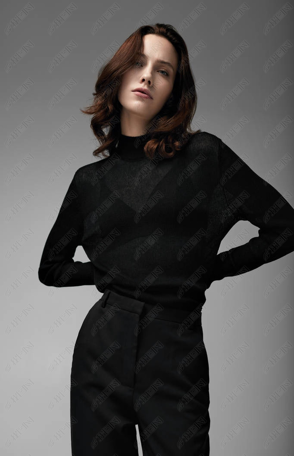 原创灰色背景的黑色衣服的漂亮女人.