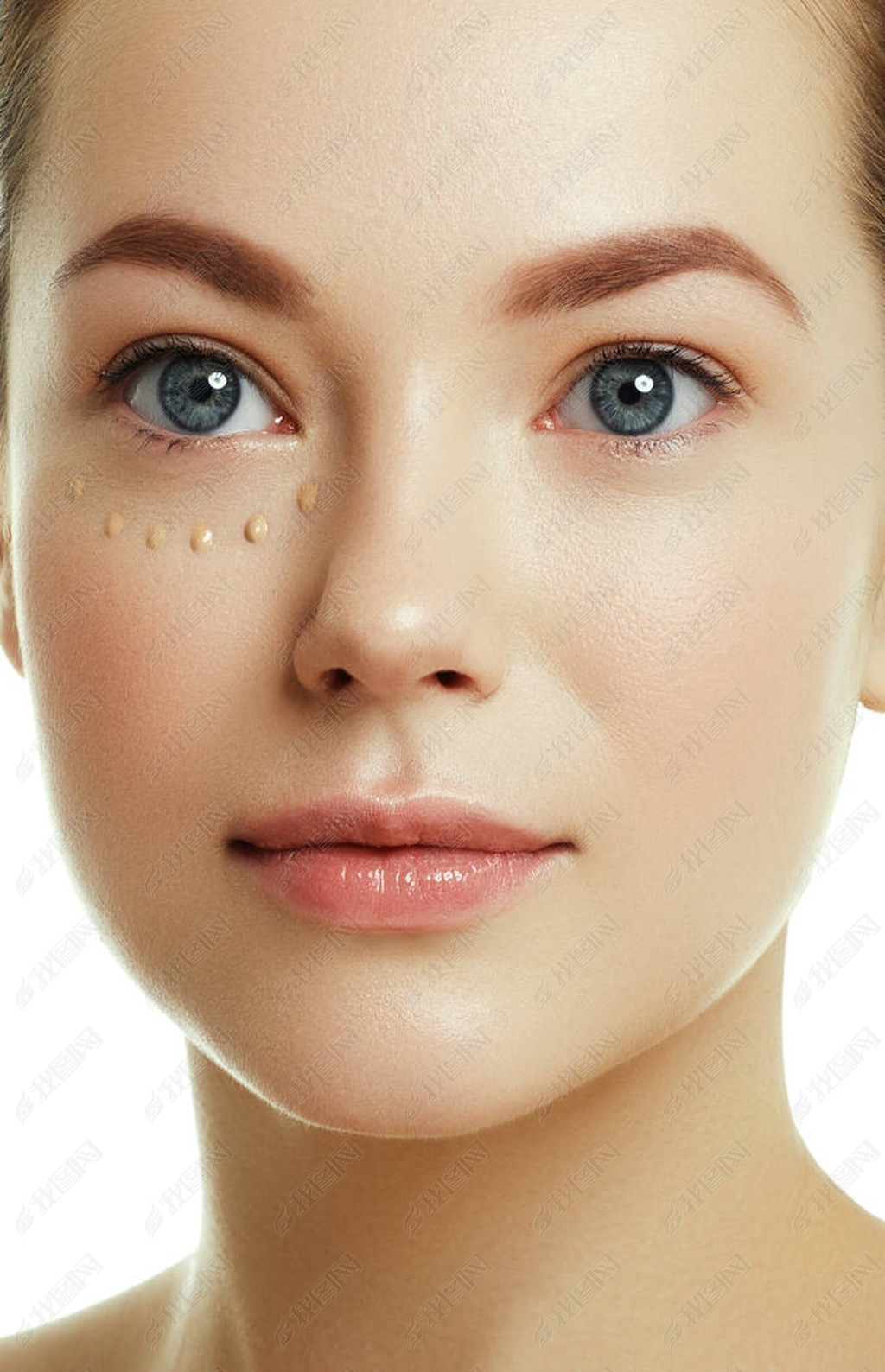 日常妆美的概念用奶油白色背景上她美丽的脸上滴的年轻女人健康和水疗