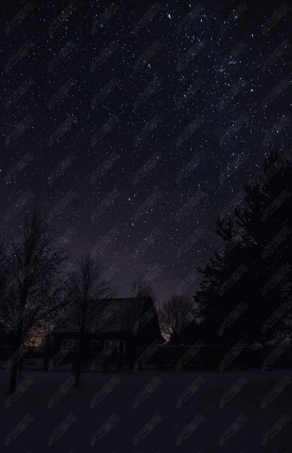 俄罗斯一个寒冷星空的夜晚村子里的睡房