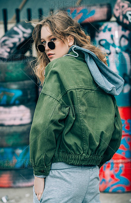 原创现代年轻女子穿着休闲青年服装在后院.美丽, 城市时尚.