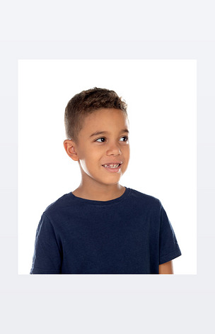 美丽的拉丁孩子崇拜在白色背景下载-编号26014494-人物情感-我图网