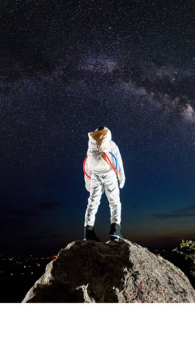 后视镜看到宇航员站在岩石山顶上，用星星凝视着美丽的夜空。穿着白色太空服的太空旅行者。2.宇宙航行、银河道和空间活动的概念.