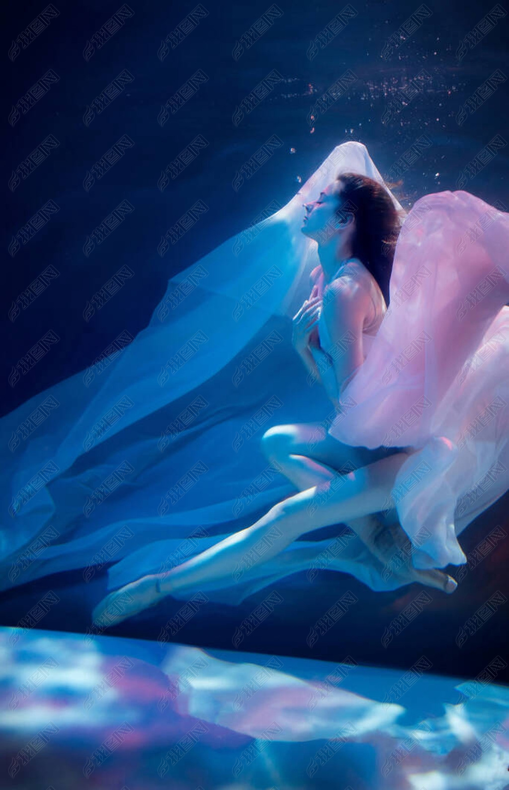 视觉性感芭蕾舞演员在水下失重和自由模糊的重点