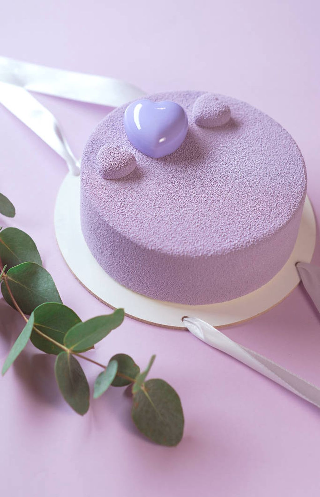 美丽的时尚现代紫罗兰,紫色自制蛋糕在紫色背景与紫杉树枝