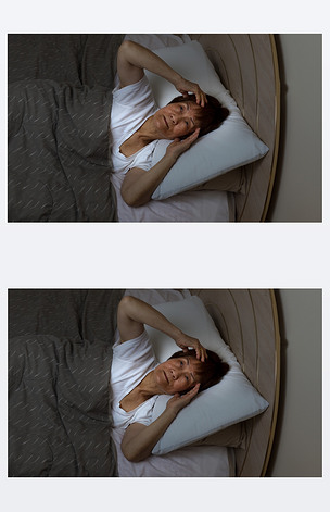 原创不安分的高级女人盯着天花板在夜间时