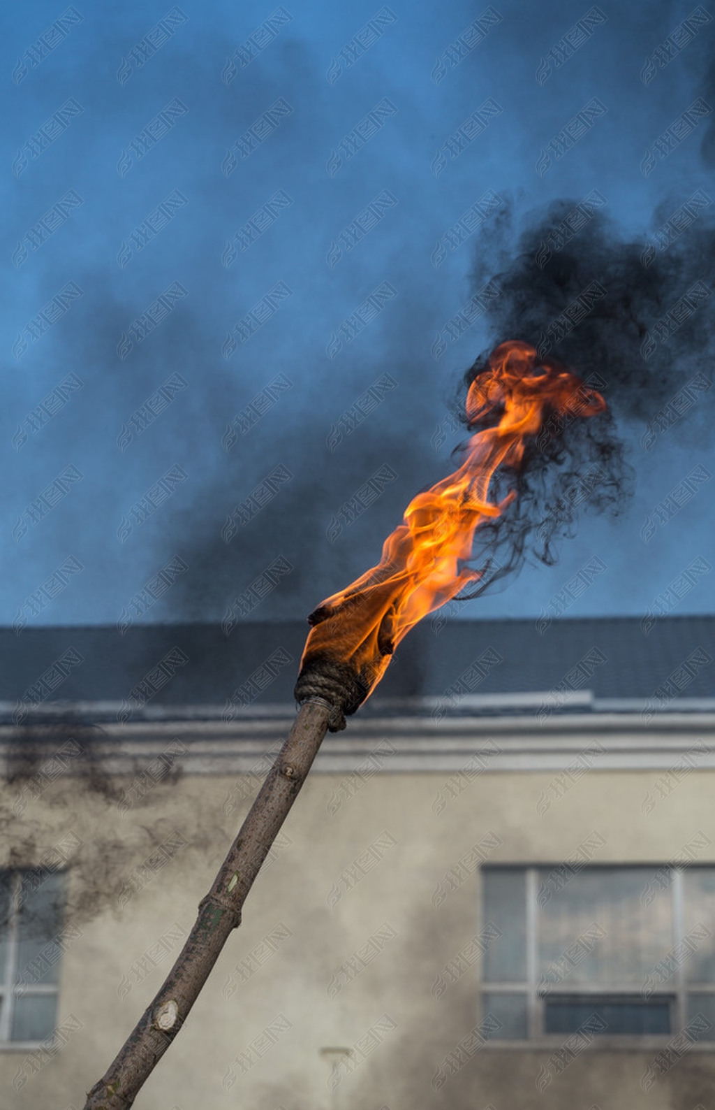 熊熊燃烧的火炬对着天空