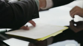 14 商务会议人士签署合同和握手
