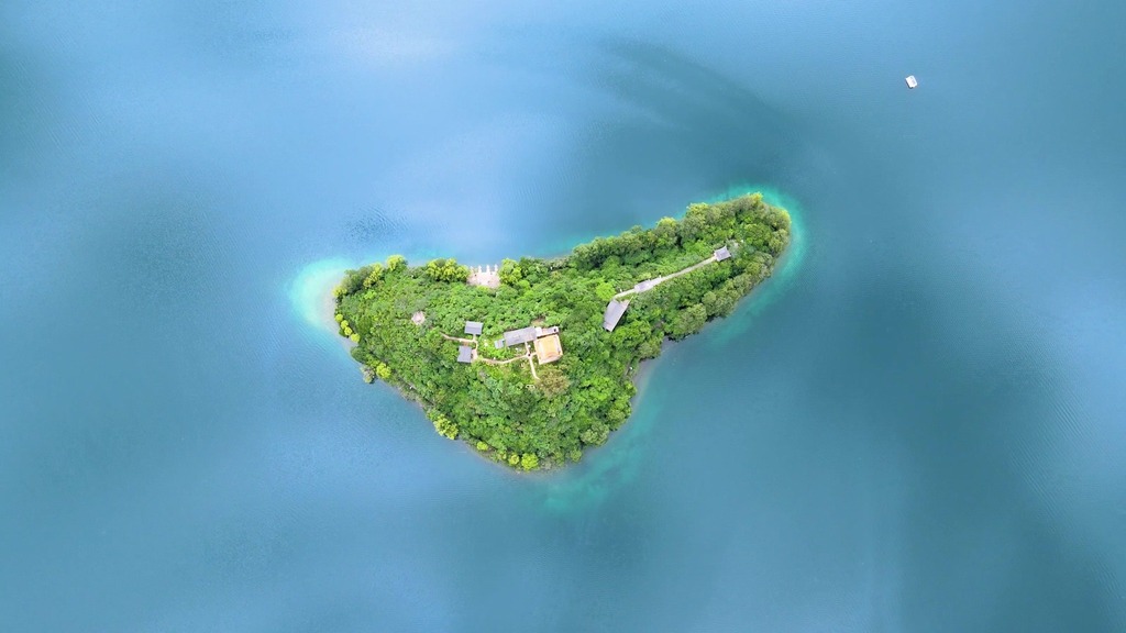 4k航拍湖心小岛世外桃源