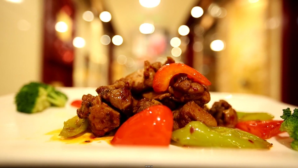 高档餐厅大厨上菜