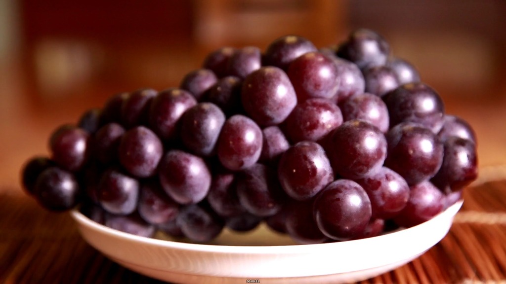 盘子里放一串葡萄