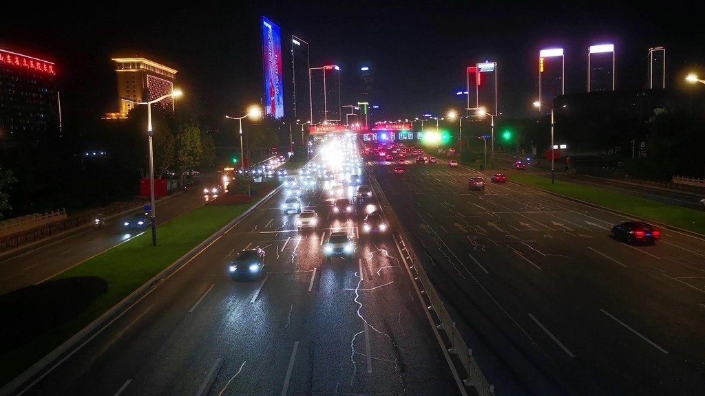 实拍城市夜景车辆行驶