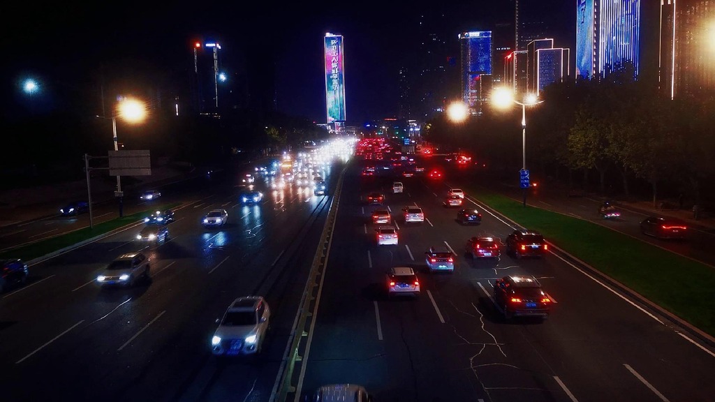 实拍夜晚交通车辆行驶