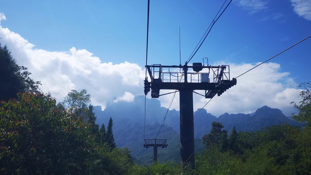 实拍湖南张家界天门山索道观光