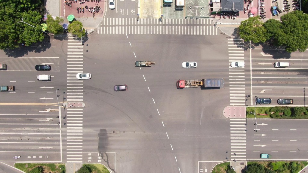 俯拍城市十字交叉路口交通