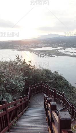 21年韩国旅游度假自然灰色晚霞山上风景摄影图