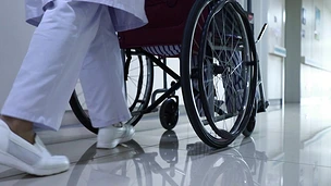 4K医疗_ 护士用轮椅推着患者