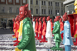 中国雕像在城市广场的展览
