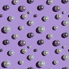 紫色背景上的各种珍珠无缝图案.
