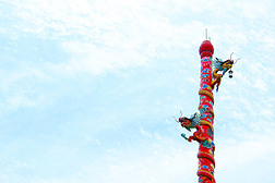 泰国中国寺庙中的龙柱与蓝天.