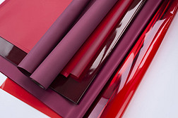 大量的红色包装膜或纸张具有不同的纹理