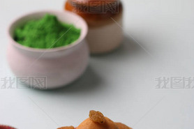 ӡʳӢIndian SnackΪBesan laddoogram flour sweet ballsһַǳӡHoli SnackڲͬɫʳãHoli C