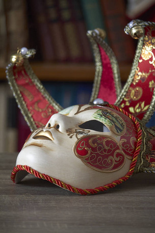 图书馆木桌上装饰华丽的传统嘉年华威尼斯面具,有选择的焦点