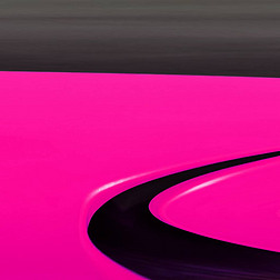 两张鲜亮的粉色闪光曲线表的一对镜像转化为独特的形状图案和复杂的设计