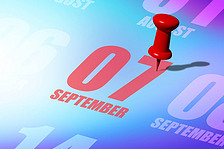 9月7日7月7日，红色日期写在日历上，提醒你一件重要的事或可能发生的事。秋月，年月日概念.
