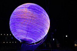 Globe，夜间霓虹灯中的地球模型.