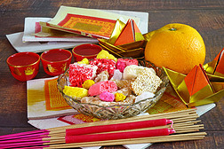 一套五彩缤纷的小吃、橙子、茶、蜡烛、香棍和香纸，在中国的所有文化节中都是献给道教神、女神和祖先的。复制空间