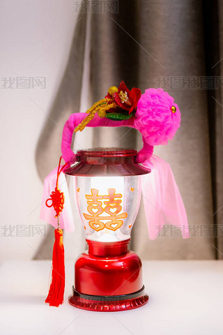 中国婚礼的灯。中国婚礼的灯笼。一个传统的婚礼标志。照片中的中文文字读作双喜，翻译快乐，快乐倍增