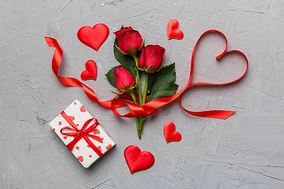 卡夫礼品盒，带有美丽的红丝带和玫瑰，情人节、结婚纪念日、母亲节和生日问候的概念，复制空间，顶部视图.